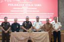 Kepala Kejati Sumsel, Ketua Pengadilan Tinggi Palembang, dan Kepala Kanwil Ditjenpas Sumsel bersama jajaran menandatangani Perjanjian Kerja Sama pelaksanaan persidangan secara elektronik di Aula Lantai 9 Kejati Sumsel, Selasa (7/7/2026).