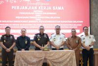 Kepala Kejati Sumsel, Ketua Pengadilan Tinggi Palembang, dan Kepala Kanwil Ditjenpas Sumsel bersama jajaran menandatangani Perjanjian Kerja Sama pelaksanaan persidangan secara elektronik di Aula Lantai 9 Kejati Sumsel, Selasa (7/7/2026).