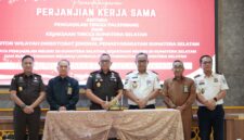 Kepala Kejati Sumsel, Ketua Pengadilan Tinggi Palembang, dan Kepala Kanwil Ditjenpas Sumsel bersama jajaran menandatangani Perjanjian Kerja Sama pelaksanaan persidangan secara elektronik di Aula Lantai 9 Kejati Sumsel, Selasa (7/7/2026).