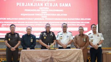 Kepala Kejati Sumsel, Ketua Pengadilan Tinggi Palembang, dan Kepala Kanwil Ditjenpas Sumsel bersama jajaran menandatangani Perjanjian Kerja Sama pelaksanaan persidangan secara elektronik di Aula Lantai 9 Kejati Sumsel, Selasa (7/7/2026).