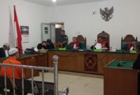 Saat majelis hakim membacakan putusan terhadap terdakwa Fredo Pratama Putra, terdakwa Widia Lestari mengikuti jalannya persidangan secara daring (online) dalam sidang yang digelar di Pengadilan Negeri (PN) Palembang, Selasa (7/7/2026).