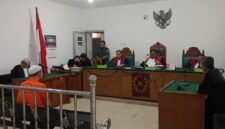 Saat majelis hakim membacakan putusan terhadap terdakwa Fredo Pratama Putra, terdakwa Widia Lestari mengikuti jalannya persidangan secara daring (online) dalam sidang yang digelar di Pengadilan Negeri (PN) Palembang, Selasa (7/7/2026).