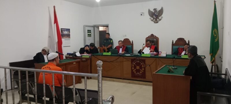 Saat majelis hakim membacakan putusan terhadap terdakwa Fredo Pratama Putra, terdakwa Widia Lestari mengikuti jalannya persidangan secara daring (online) dalam sidang yang digelar di Pengadilan Negeri (PN) Palembang, Selasa (7/7/2026).