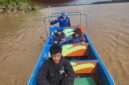 Personel Ditpolairud Polda Sumsel cari korban yang diduga diterkam buaya di perairan Desa Teluk Betung.