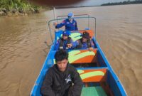 Personel Ditpolairud Polda Sumsel cari korban yang diduga diterkam buaya di perairan Desa Teluk Betung.