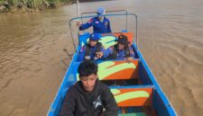 Personel Ditpolairud Polda Sumsel cari korban yang diduga diterkam buaya di perairan Desa Teluk Betung.