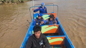 Personel Ditpolairud Polda Sumsel cari korban yang diduga diterkam buaya di perairan Desa Teluk Betung.