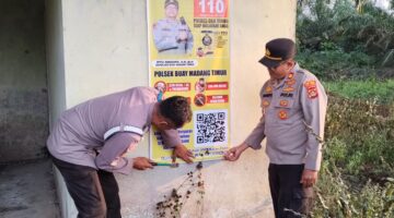 Kapolsek Buay Madang Timur, Iptu Swisspo, mendampingi anggotanya memasang spanduk sosialisasi layanan kepolisian dan larangan membakar hutan di Desa Teko Rejo, Kecamatan Buay Madang Timur, Kabupaten OKU Timur. 