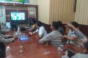 Kapolsek Buay Madang Timur, Iptu Swisspo, bersama personel dan masyarakat pencinta sepak bola menyaksikan pertandingan laga Argentina melawan Mesir dalam acara nonton bareng Pesta Bola Dunia 2026 di Mako Polsek Buay Madang Timur, Ogan Komering Ulu Timur. 