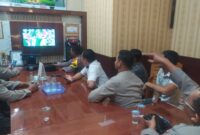 Kapolsek Buay Madang Timur, Iptu Swisspo, bersama personel dan masyarakat pencinta sepak bola menyaksikan pertandingan laga Argentina melawan Mesir dalam acara nonton bareng Pesta Bola Dunia 2026 di Mako Polsek Buay Madang Timur, Ogan Komering Ulu Timur. 