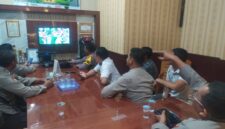 Kapolsek Buay Madang Timur, Iptu Swisspo, bersama personel dan masyarakat pencinta sepak bola menyaksikan pertandingan laga Argentina melawan Mesir dalam acara nonton bareng Pesta Bola Dunia 2026 di Mako Polsek Buay Madang Timur, Ogan Komering Ulu Timur. 