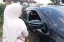 Mobil korban dipecahkan pelaku saat parkir di Kafe Kopi Dosoen.