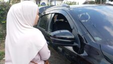 Mobil korban dipecahkan pelaku saat parkir di Kafe Kopi Dosoen.
