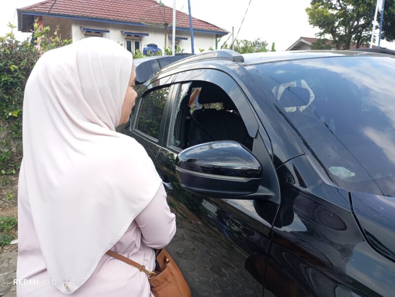 Mobil korban dipecahkan pelaku saat parkir di Kafe Kopi Dosoen.