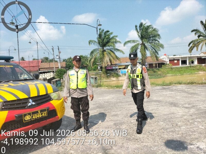 Personel Polsek Buay Madang Timur melaksanakan patroli pagi dan Kegiatan Rutin Yang Ditingkatkan (KRYD) di kawasan Jalan Desa Kumpul Rejo, Kecamatan Buay Madang Timur, OKU Timur. 