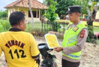 Personel Polsek Buay Madang Timur memberikan sosialisasi dan selebaran Maklumat Kapolda Sumsel mengenai larangan membakar hutan dan lahan kepada salah seorang warga di Desa Kumpul Rejo, Kecamatan Buay Madang Timur, OKU Timur. 