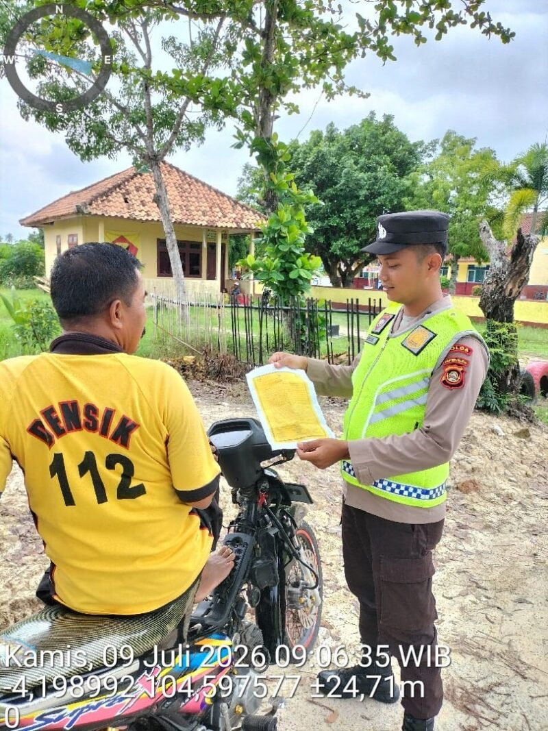Personel Polsek Buay Madang Timur memberikan sosialisasi dan selebaran Maklumat Kapolda Sumsel mengenai larangan membakar hutan dan lahan kepada salah seorang warga di Desa Kumpul Rejo, Kecamatan Buay Madang Timur, OKU Timur. 
