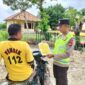 Personel Polsek Buay Madang Timur memberikan sosialisasi dan selebaran Maklumat Kapolda Sumsel mengenai larangan membakar hutan dan lahan kepada salah seorang warga di Desa Kumpul Rejo, Kecamatan Buay Madang Timur, OKU Timur. 