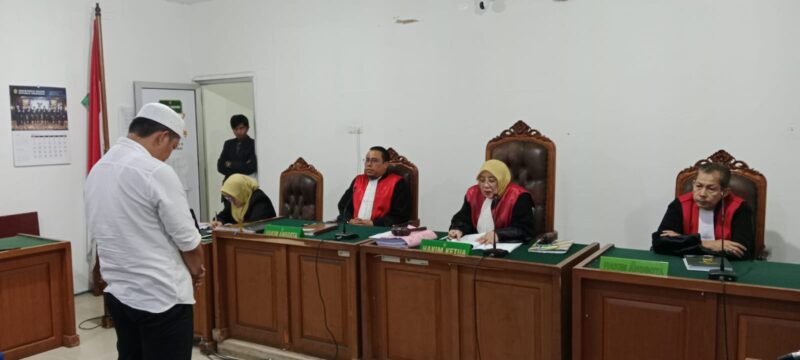 Saat majelis hakim bacakan putusan terhadap terdakwa Alamsyah di sidang PN Tipikor Palembang, Kamis (9/7/2026)