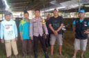 Bhabinkamtibmas Polsek Buay Madang Timur, Brigadir Sendi (ketiga dari kiri), berfoto bersama panitia dan warga saat mengecekan lokasi persiapan Pengajian Akbar Harlah Jatman NU di lapangan Desa Sumber Mulyo, Kabupaten OKU Timur. 