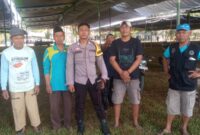 Bhabinkamtibmas Polsek Buay Madang Timur, Brigadir Sendi (ketiga dari kiri), berfoto bersama panitia dan warga saat mengecekan lokasi persiapan Pengajian Akbar Harlah Jatman NU di lapangan Desa Sumber Mulyo, Kabupaten OKU Timur. 