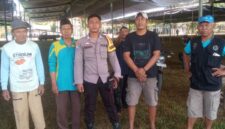 Bhabinkamtibmas Polsek Buay Madang Timur, Brigadir Sendi (ketiga dari kiri), berfoto bersama panitia dan warga saat mengecekan lokasi persiapan Pengajian Akbar Harlah Jatman NU di lapangan Desa Sumber Mulyo, Kabupaten OKU Timur.