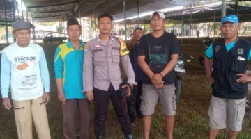 Bhabinkamtibmas Polsek Buay Madang Timur, Brigadir Sendi (ketiga dari kiri), berfoto bersama panitia dan warga saat mengecekan lokasi persiapan Pengajian Akbar Harlah Jatman NU di lapangan Desa Sumber Mulyo, Kabupaten OKU Timur.