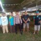 Bhabinkamtibmas Polsek Buay Madang Timur, Brigadir Sendi (ketiga dari kiri), berfoto bersama panitia dan warga saat mengecekan lokasi persiapan Pengajian Akbar Harlah Jatman NU di lapangan Desa Sumber Mulyo, Kabupaten OKU Timur. 