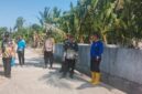 Bhabinkamtibmas Polsek Buay Madang Timur bersama Camat, Babinsa, Kepala Desa, dan pendamping kecamatan meninjau fisik hasil pembangunan Tembok Penahan Tanah (TPT) di Desa Metro Rejo, Kabupaten OKU Timur. 