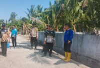 Bhabinkamtibmas Polsek Buay Madang Timur bersama Camat, Babinsa, Kepala Desa, dan pendamping kecamatan meninjau fisik hasil pembangunan Tembok Penahan Tanah (TPT) di Desa Metro Rejo, Kabupaten OKU Timur. 