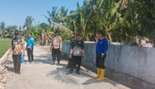 Bhabinkamtibmas Polsek Buay Madang Timur bersama Camat, Babinsa, Kepala Desa, dan pendamping kecamatan meninjau fisik hasil pembangunan Tembok Penahan Tanah (TPT) di Desa Metro Rejo, Kabupaten OKU Timur.