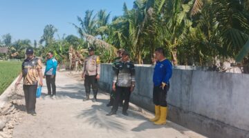 Bhabinkamtibmas Polsek Buay Madang Timur bersama Camat, Babinsa, Kepala Desa, dan pendamping kecamatan meninjau fisik hasil pembangunan Tembok Penahan Tanah (TPT) di Desa Metro Rejo, Kabupaten OKU Timur.