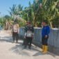 Bhabinkamtibmas Polsek Buay Madang Timur bersama Camat, Babinsa, Kepala Desa, dan pendamping kecamatan meninjau fisik hasil pembangunan Tembok Penahan Tanah (TPT) di Desa Metro Rejo, Kabupaten OKU Timur. 