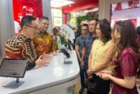 Foto: Head of Region Jabar & Jateng CIMB Niaga *Andiko Manik* (kedua kiri) bersama Branch Area Head Jabar Area II CIMB Niaga *Fandry Hendarto* (kiri) dan Branch Manager KCP Pasir Kaliki CIMB Niaga *Diana Rachmat* (kanan) menyapa nasabah sekaligus memperkenalkan beragam fasilitas perbankan pada Grand Opening CIMB Niaga Digital Branch Pasirkaliki, Bandung, Selasa (7/7/2026).