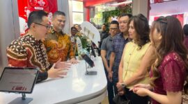 Foto: Head of Region Jabar & Jateng CIMB Niaga *Andiko Manik* (kedua kiri) bersama Branch Area Head Jabar Area II CIMB Niaga *Fandry Hendarto* (kiri) dan Branch Manager KCP Pasir Kaliki CIMB Niaga *Diana Rachmat* (kanan) menyapa nasabah sekaligus memperkenalkan beragam fasilitas perbankan pada Grand Opening CIMB Niaga Digital Branch Pasirkaliki, Bandung, Selasa (7/7/2026).
