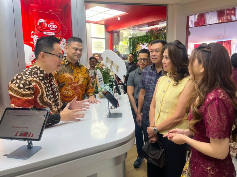 Foto: Head of Region Jabar & Jateng CIMB Niaga *Andiko Manik* (kedua kiri) bersama Branch Area Head Jabar Area II CIMB Niaga *Fandry Hendarto* (kiri) dan Branch Manager KCP Pasir Kaliki CIMB Niaga *Diana Rachmat* (kanan) menyapa nasabah sekaligus memperkenalkan beragam fasilitas perbankan pada Grand Opening CIMB Niaga Digital Branch Pasirkaliki, Bandung, Selasa (7/7/2026).