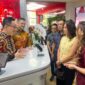 Foto: Head of Region Jabar & Jateng CIMB Niaga *Andiko Manik* (kedua kiri) bersama Branch Area Head Jabar Area II CIMB Niaga *Fandry Hendarto* (kiri) dan Branch Manager KCP Pasir Kaliki CIMB Niaga *Diana Rachmat* (kanan) menyapa nasabah sekaligus memperkenalkan beragam fasilitas perbankan pada Grand Opening CIMB Niaga Digital Branch Pasirkaliki, Bandung, Selasa (7/7/2026).