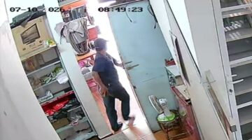 Beraksi Pelaku Pencurian di Toko ABA Terekam CCTV