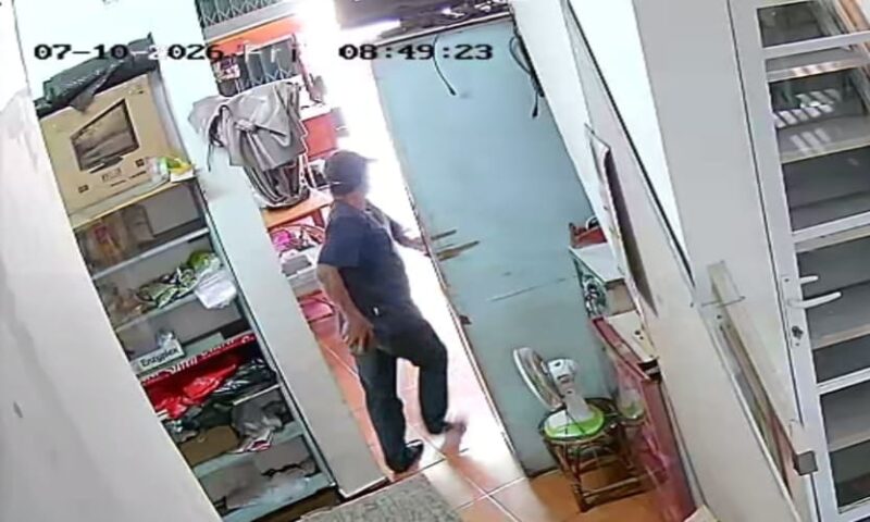 Beraksi Pelaku Pencurian di Toko ABA Terekam CCTV