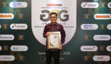 keterangan foto:
Direktur Manajemen Risiko PGN Eri Surya Kelana mewakili PGN menerima Indonesia Excellence Good Corporate Governance Ethics in Supporting National Energy Diversification and Transition - Oil and Gas Category pada ajang Indonesia Excellence Good Corporate Governance (GCG) Award 2026 yang diselenggarakan oleh Warta Ekonomi. Penyerahan penghargaan ini digelar di Jakarta, (30/6/2026).