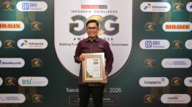 keterangan foto:
Direktur Manajemen Risiko PGN Eri Surya Kelana mewakili PGN menerima Indonesia Excellence Good Corporate Governance Ethics in Supporting National Energy Diversification and Transition - Oil and Gas Category pada ajang Indonesia Excellence Good Corporate Governance (GCG) Award 2026 yang diselenggarakan oleh Warta Ekonomi. Penyerahan penghargaan ini digelar di Jakarta, (30/6/2026).