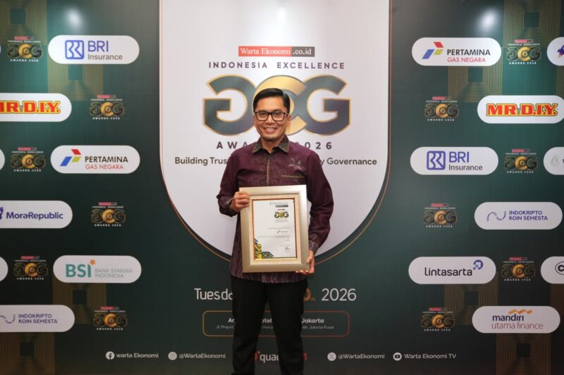 keterangan foto:
Direktur Manajemen Risiko PGN Eri Surya Kelana mewakili PGN menerima Indonesia Excellence Good Corporate Governance Ethics in Supporting National Energy Diversification and Transition - Oil and Gas Category pada ajang Indonesia Excellence Good Corporate Governance (GCG) Award 2026 yang diselenggarakan oleh Warta Ekonomi. Penyerahan penghargaan ini digelar di Jakarta, (30/6/2026).