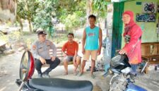 Personel Polsek Buay Madang Timur, Aiptu M Ali Amin, berdialog langsung memberikan imbauan Kamtibmas kepada warga di Desa Berasan Mulya, Kecamatan Buay Madang Timur, Kabupaten OKU Timur. 