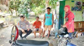 Personel Polsek Buay Madang Timur, Aiptu M Ali Amin, berdialog langsung memberikan imbauan Kamtibmas kepada warga di Desa Berasan Mulya, Kecamatan Buay Madang Timur, Kabupaten OKU Timur. 