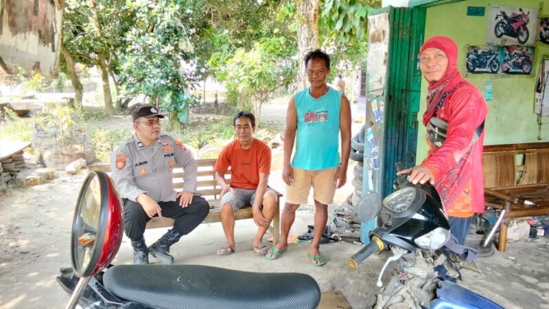 Personel Polsek Buay Madang Timur, Aiptu M Ali Amin, berdialog langsung memberikan imbauan Kamtibmas kepada warga di Desa Berasan Mulya, Kecamatan Buay Madang Timur, Kabupaten OKU Timur. 