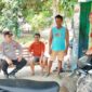 Personel Polsek Buay Madang Timur, Aiptu M Ali Amin, berdialog langsung memberikan imbauan Kamtibmas kepada warga di Desa Berasan Mulya, Kecamatan Buay Madang Timur, Kabupaten OKU Timur. 