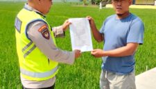 Personel Polsek Buay Madang Timur menyerahkan lembaran Maklumat Kapolda Sumsel tentang larangan membakar hutan dan lahan kepada seorang warga di area persawahan Desa Kedu, Kecamatan Buay Madang Timur, Kabupaten OKU Timur. 