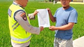 Personel Polsek Buay Madang Timur menyerahkan lembaran Maklumat Kapolda Sumsel tentang larangan membakar hutan dan lahan kepada seorang warga di area persawahan Desa Kedu, Kecamatan Buay Madang Timur, Kabupaten OKU Timur. 