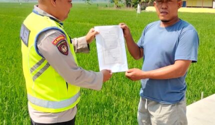 Personel Polsek Buay Madang Timur menyerahkan lembaran Maklumat Kapolda Sumsel tentang larangan membakar hutan dan lahan kepada seorang warga di area persawahan Desa Kedu, Kecamatan Buay Madang Timur, Kabupaten OKU Timur.