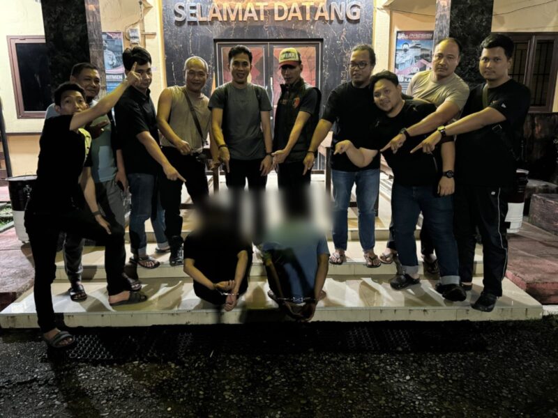 Dua pelaku saat diamankan. Foto: dokumen polisi.